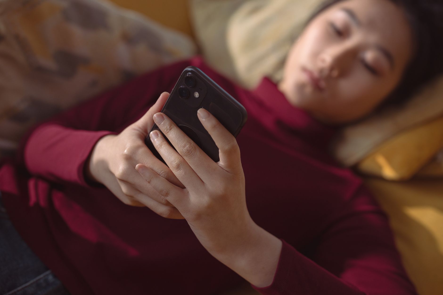 a person tapping cancel subscription on a smartphone screen